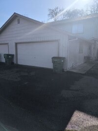 Building Photo - Great Townhouse in Anderson