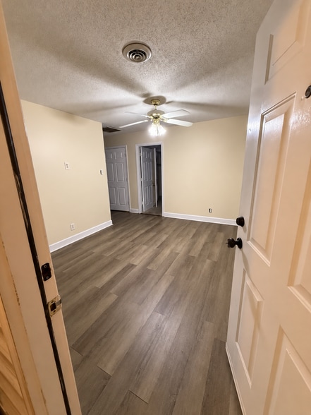 Building Photo - 209 Vineland Dr