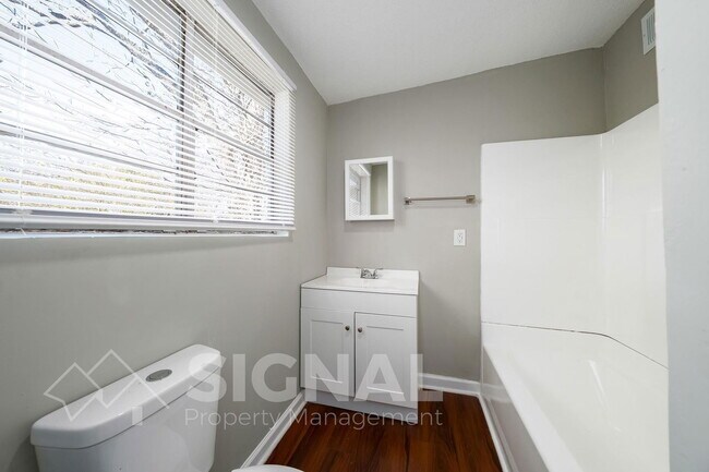 Building Photo - 2408 Fairfax Ave