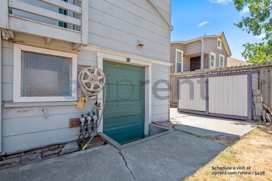 Building Photo - Unit
