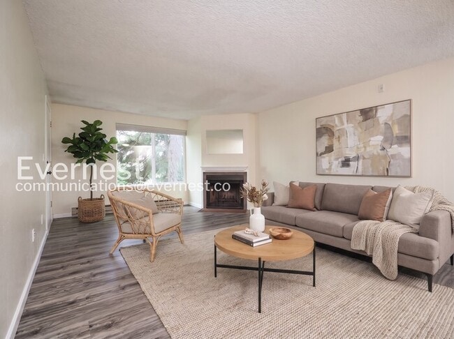 Building Photo - 9398 Woodinville Redmond Rd NE