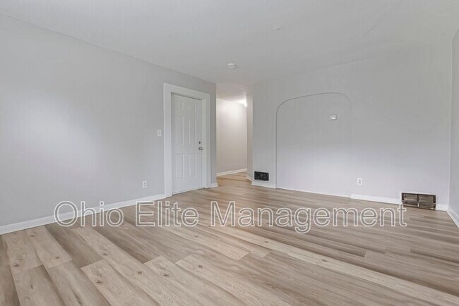 Building Photo - 987 Lilley Ave