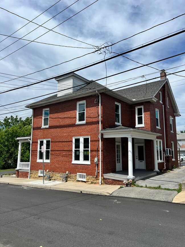 Building Photo - 31 N Poplar St