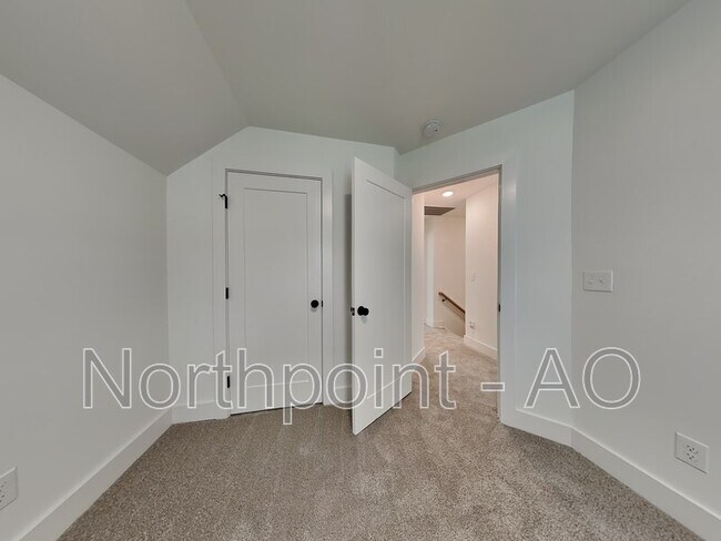 Building Photo - 513 Craven St