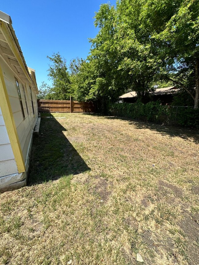 Building Photo - Charming 3 Bedroom House with Fenced Backyard | Conveniently Located near 820 and W. Camp Bowie