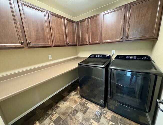 Building Photo - 2211 Winding Dr