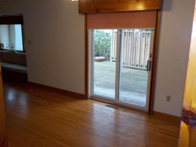 Building Photo - 3 Bedroom, 1 Bath