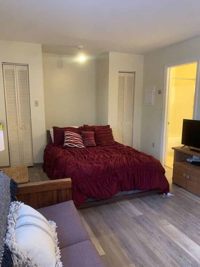 Building Photo - Studio Apartment- W. Cherry Lane