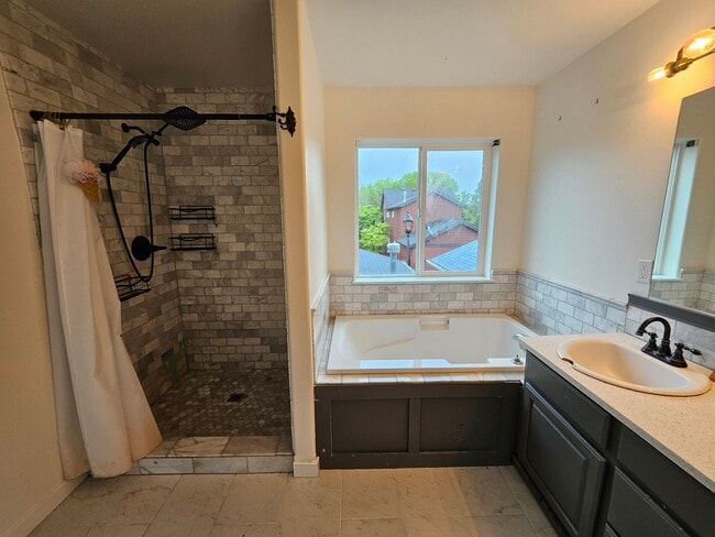 Building Photo - Modern 3 Bedroom, 2.5 Bath Home in Hillsboro with Granite Countertops and 2 Car Garage!