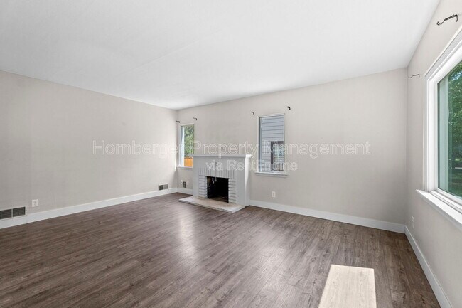 Building Photo - 807 E 40th Ave