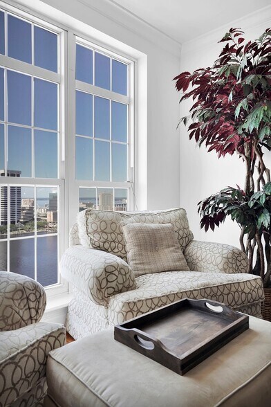 Building Photo - 400 E Bay St