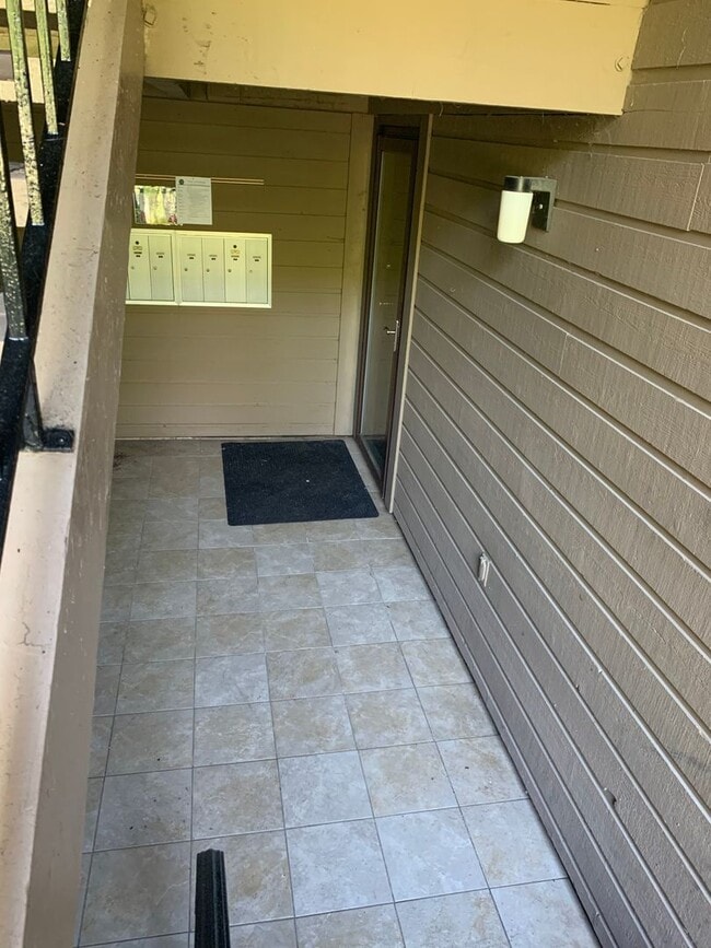 Building Photo - Convenient location with great amenities!