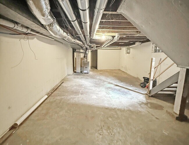 Building Photo - 42-42 Pointview Ave