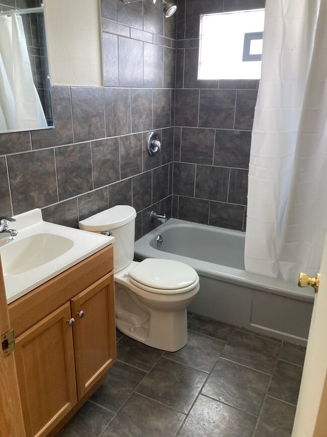 Building Photo - Single Family 3 Bedroom Home