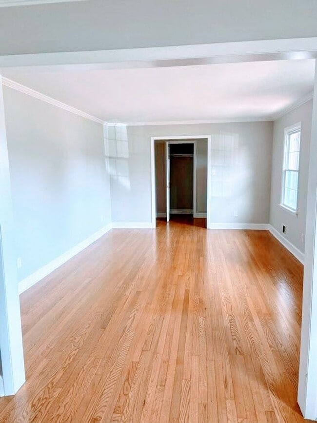 Building Photo - Great 4 Bedroom House