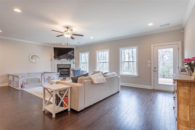 Building Photo - 357 Sydney Dr S