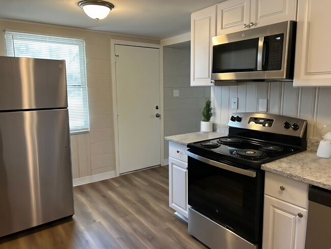 Building Photo - Rent Special on Fully Renovated 2 Bedroom ...
