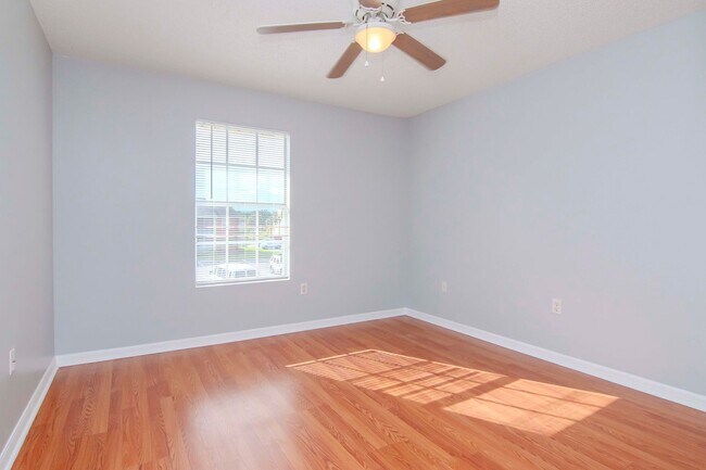 Building Photo - Remodeled 2 Bedroom 2 Bathroom w/ Master Ensuite Walk In Shower
