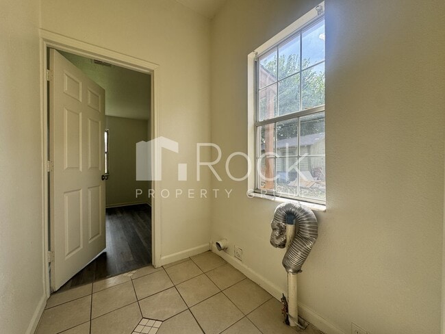 Building Photo - 114-116 SW 23rd St Duplex