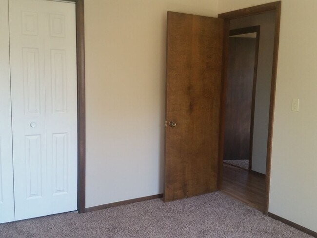 Building Photo - HUGE 4 bedroom 3 bath house for rent