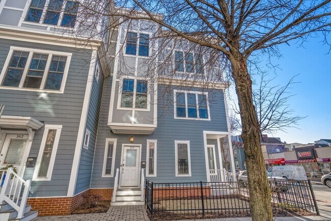 Building Photo - 162 Clark St