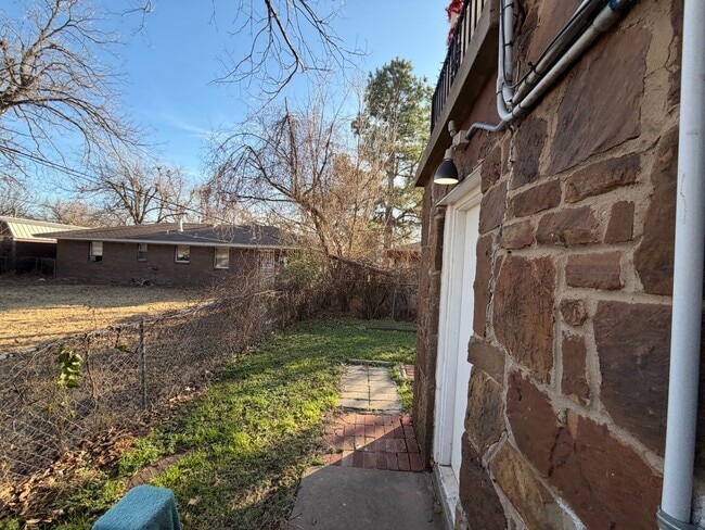 Building Photo - 1 bedroom 1 bath - downstairs