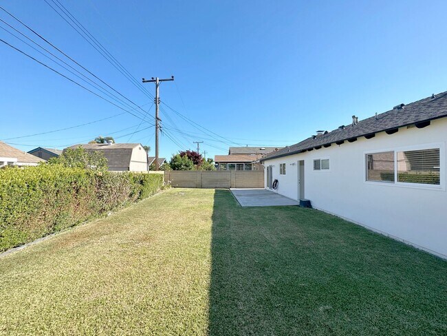 Building Photo - Experience the coastal breeze and the quiet charm of Hawaii Lane.