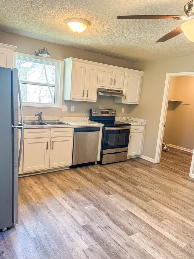 Building Photo - Gated Community Living