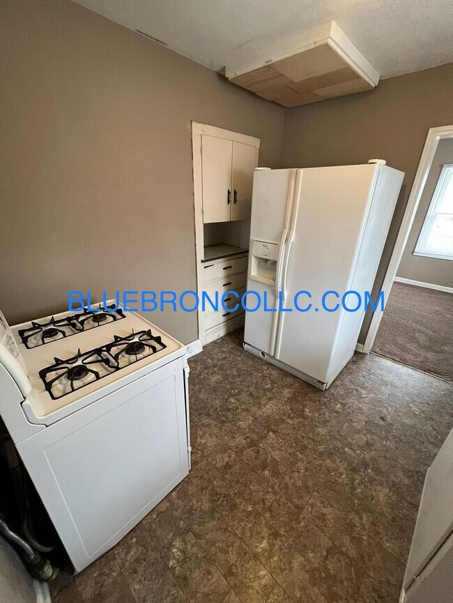 Building Photo - Nice two bedroom house with nice hardwood ...