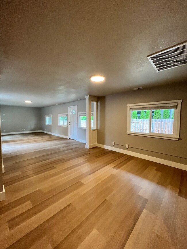 Building Photo - 1410 SE River Forest Rd