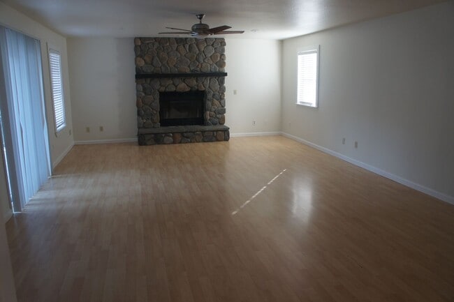 Building Photo - Lots of room