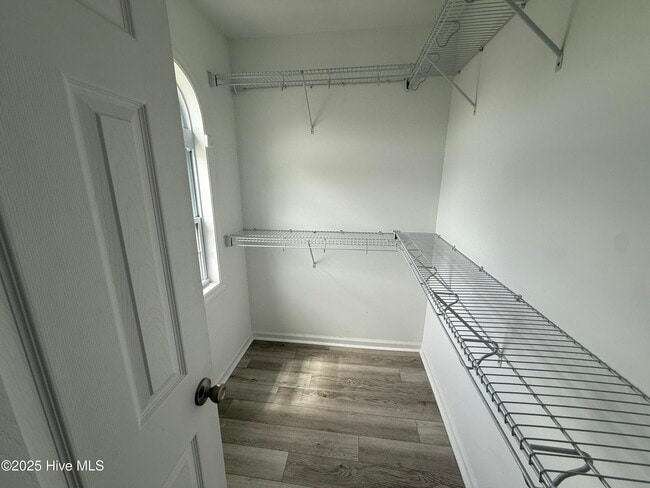 Building Photo - 321 S Pointe Dr