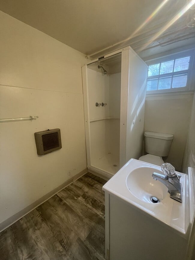 Building Photo - Two Bedroom, One and half bathroom house! ...