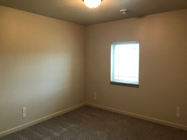 Building Photo - 2715 Bobcat Dr