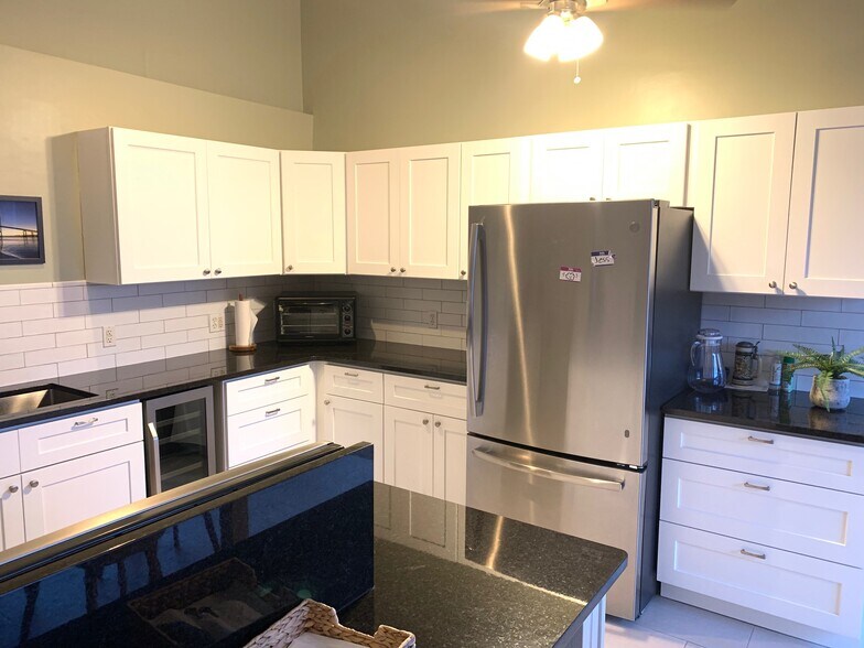 Building Photo - 378 Thames St