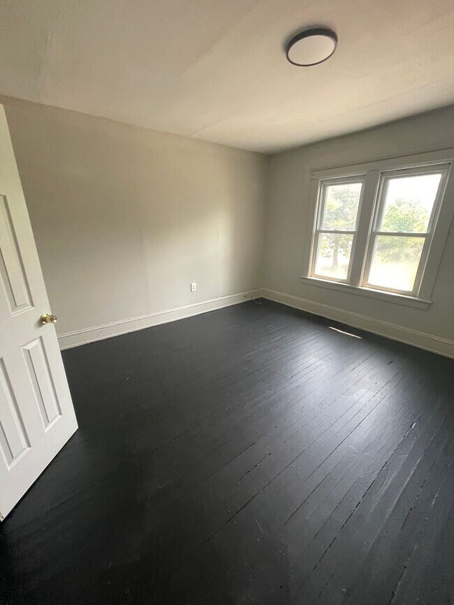Building Photo - Section 8 Accepted! Spacious Newly Renovat...