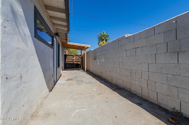 Building Photo - 723 E Sunnyslope Ln