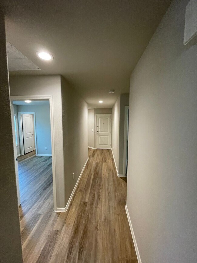 Building Photo - 731 Long Cedar Dr