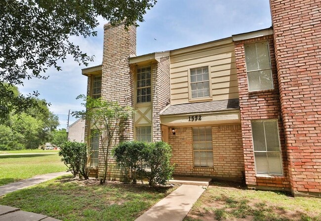 Building Photo - 1552 East Ave
