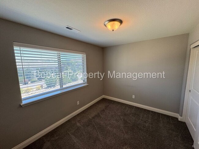 Building Photo - 1393 Handelin Rd