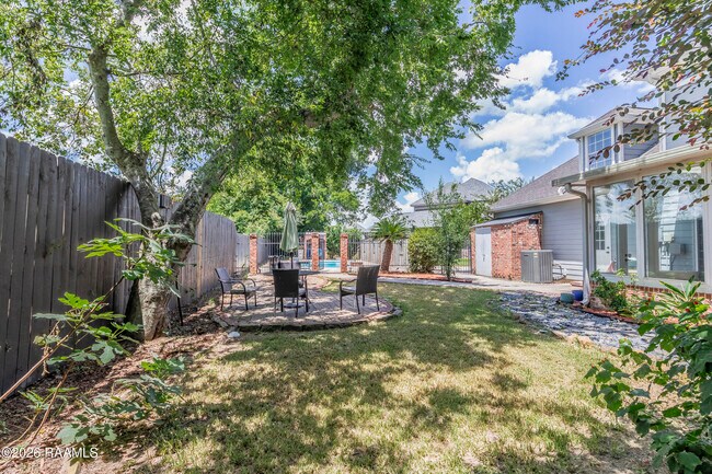 Building Photo - 300 Oak Hollow Dr