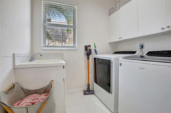 Building Photo - 2651 Oakmont Dr