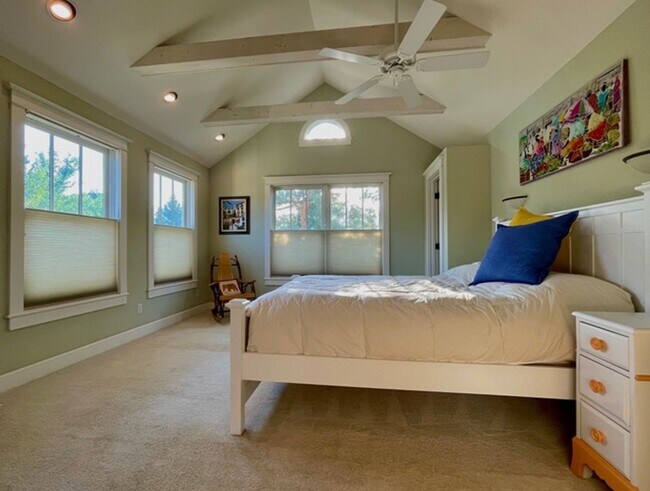 Building Photo - Spring Semester Furnished House!