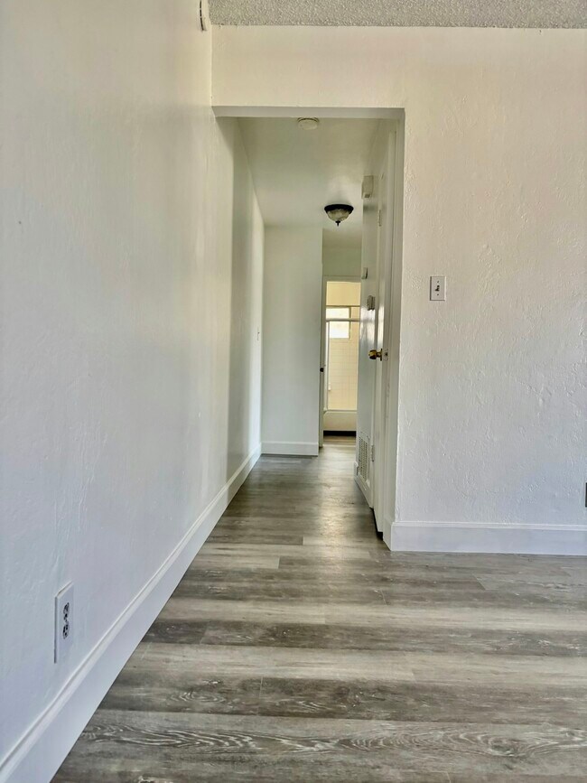 Building Photo - 1331 Pinetree Dr