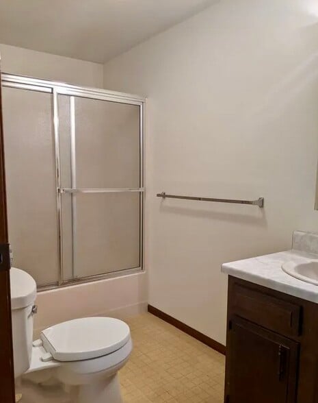 bathroom - 622 S 6th Ave