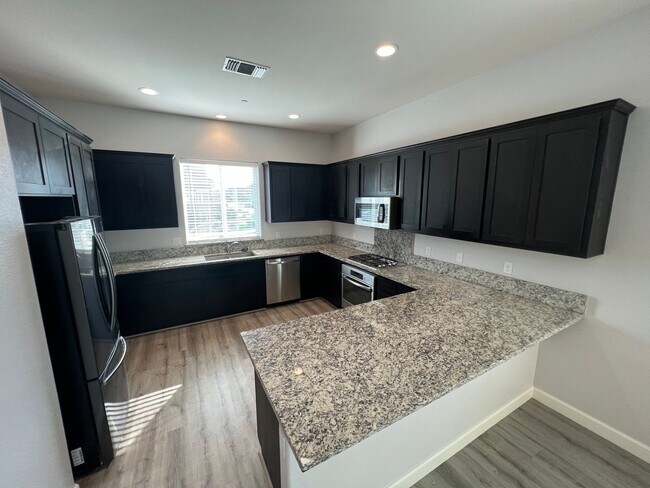 Building Photo - 3 Bedroom | 2.5 Bathroom | Sun Dance Lake ...