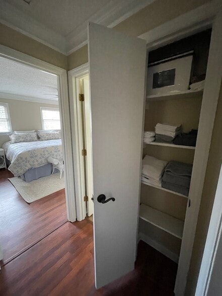 Building Photo - 348 River Rd