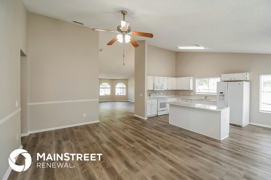 Building Photo - 8854 Rose Hill Dr N