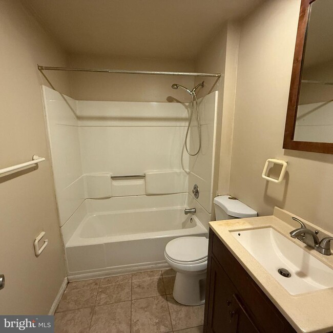 Building Photo - 8222 Maple Ridge Ave