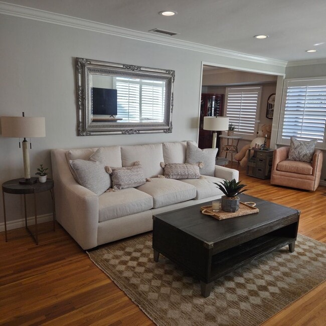 Building Photo - 1121 N Cambridge Ave